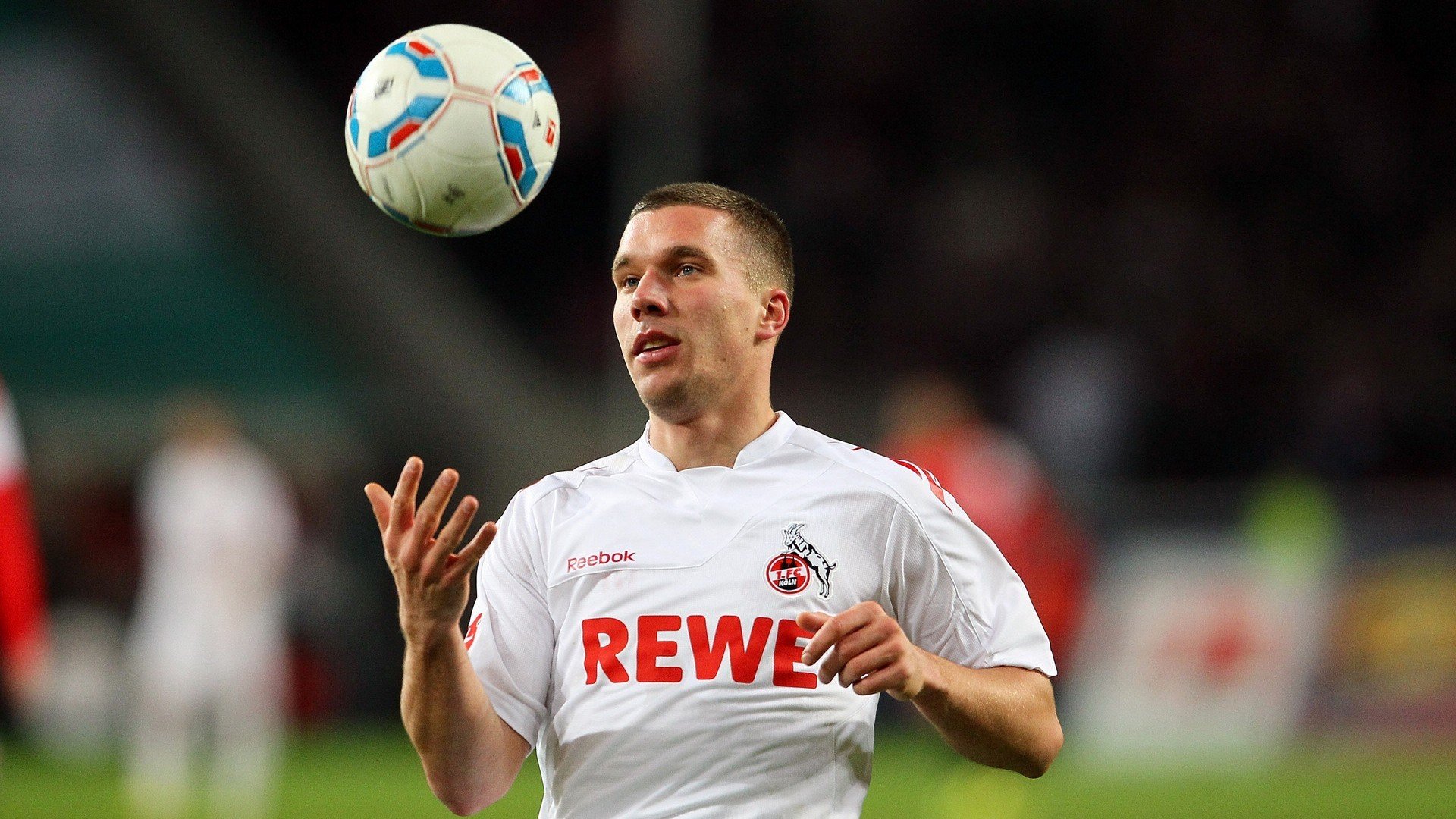 LOL职业联赛观赛人群逐渐年轻化趋势明显，英雄联盟职业联赛现场